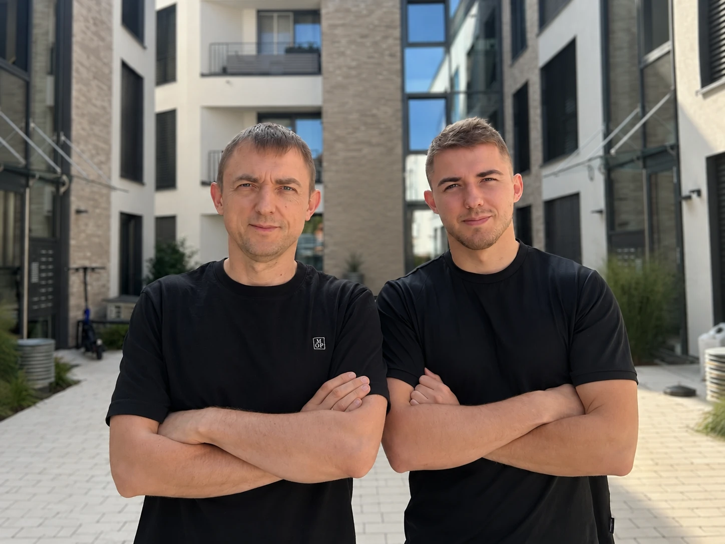 Das Klareo-Team vor einer Liegenschaft